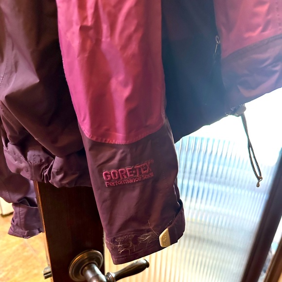 Mountain hardwear gortex rain jacket - Picture 2 of 2